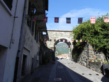 Uscita dalla porta est del borgo antico di Donnas (42531 bytes)